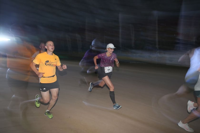 Nocny Półmaraton Wrocław 2022, uczestnicy, znajdź się na zdjęciach ze staru lub mety