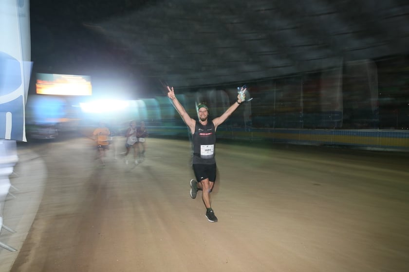 Nocny Półmaraton Wrocław 2022, uczestnicy, znajdź się na zdjęciach ze staru lub mety