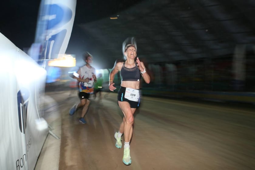 Nocny Półmaraton Wrocław 2022, uczestnicy, znajdź się na zdjęciach ze staru lub mety