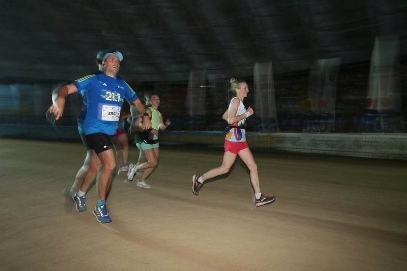 Nocny Półmaraton Wrocław 2022, uczestnicy, znajdź się na zdjęciach ze staru lub mety