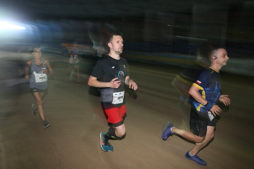Nocny Półmaraton Wrocław 2022, uczestnicy, znajdź się na zdjęciach ze staru lub mety