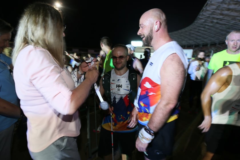 Nocny Półmaraton Wrocław 2022, uczestnicy, znajdź się na zdjęciach ze staru lub mety