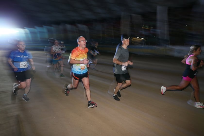 Nocny Półmaraton Wrocław 2022, uczestnicy, znajdź się na zdjęciach ze staru lub mety