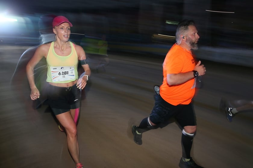 Nocny Półmaraton Wrocław 2022, uczestnicy, znajdź się na zdjęciach ze staru lub mety