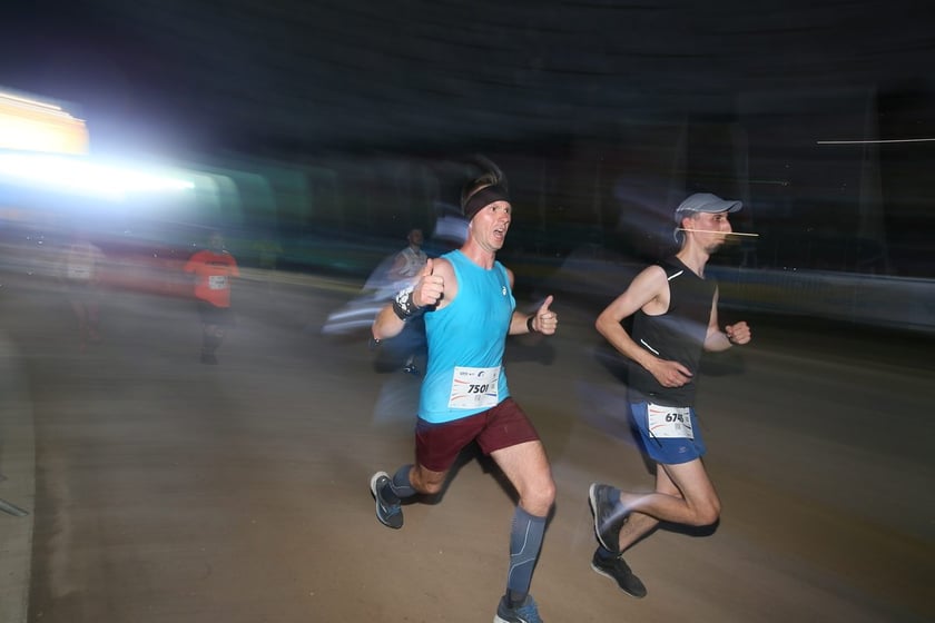 Nocny Półmaraton Wrocław 2022, uczestnicy, znajdź się na zdjęciach ze staru lub mety