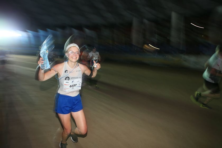 Nocny Półmaraton Wrocław 2022, uczestnicy, znajdź się na zdjęciach ze staru lub mety