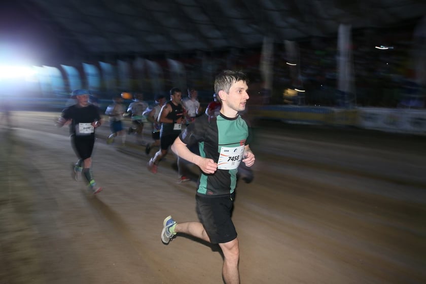 Nocny Półmaraton Wrocław 2022, uczestnicy, znajdź się na zdjęciach ze staru lub mety