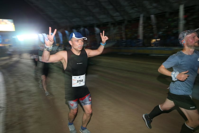 Nocny Półmaraton Wrocław 2022, uczestnicy, znajdź się na zdjęciach ze staru lub mety