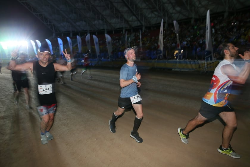 Nocny Półmaraton Wrocław 2022, uczestnicy, znajdź się na zdjęciach ze staru lub mety