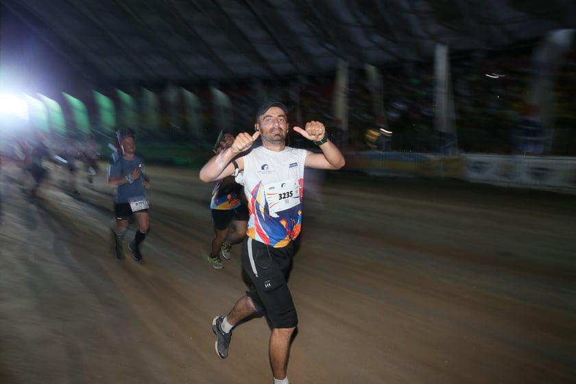 Nocny Półmaraton Wrocław 2022, uczestnicy, znajdź się na zdjęciach ze staru lub mety