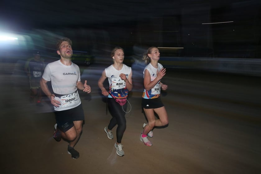 Nocny Półmaraton Wrocław 2022, uczestnicy, znajdź się na zdjęciach ze staru lub mety