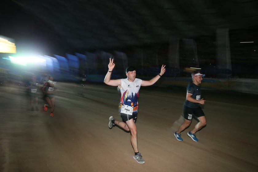 Nocny Półmaraton Wrocław 2022, uczestnicy, znajdź się na zdjęciach ze staru lub mety