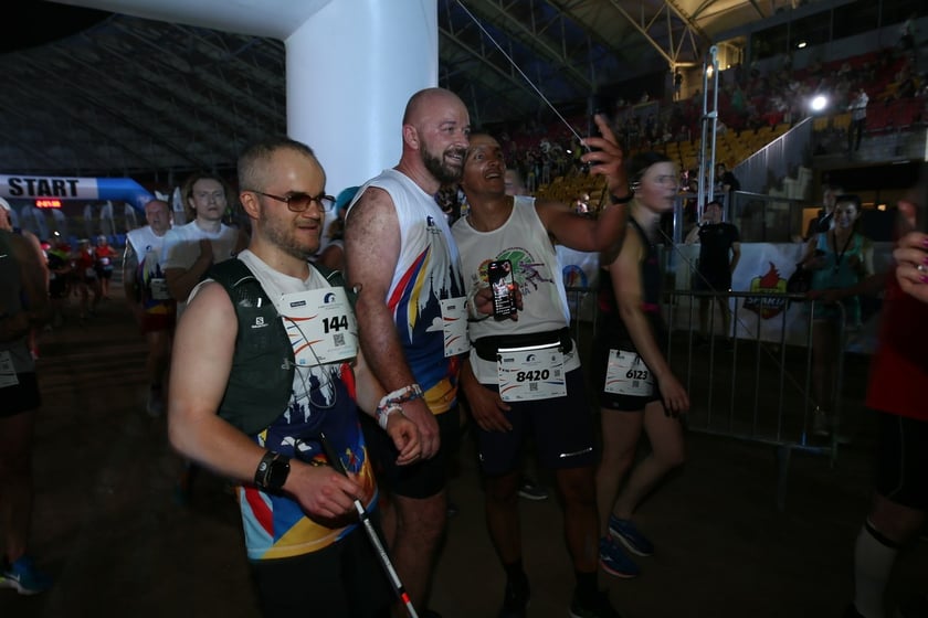 Nocny Półmaraton Wrocław 2022, uczestnicy, znajdź się na zdjęciach ze staru lub mety