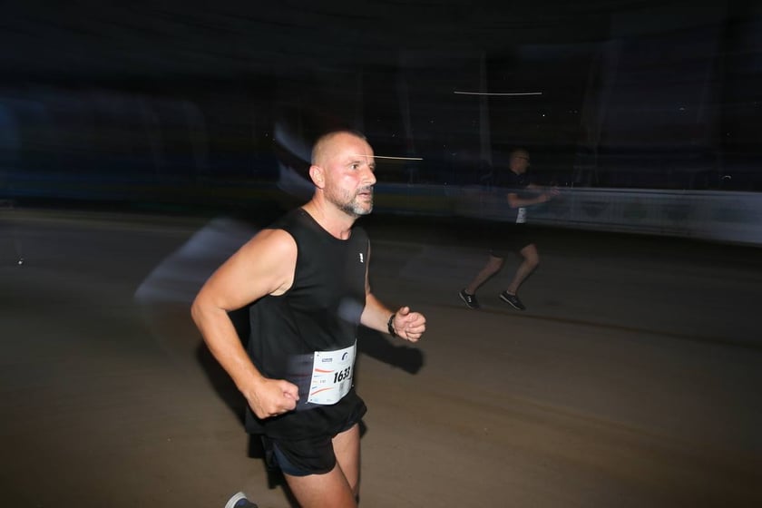 Nocny Półmaraton Wrocław 2022, uczestnicy, znajdź się na zdjęciach ze staru lub mety