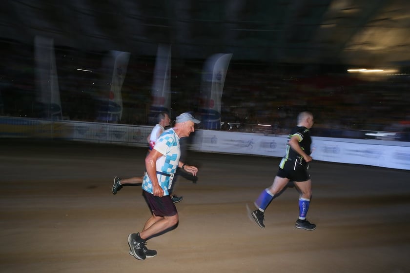 Nocny Półmaraton Wrocław 2022, uczestnicy, znajdź się na zdjęciach ze staru lub mety