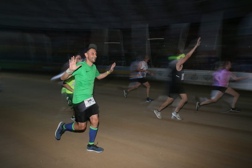 Nocny Półmaraton Wrocław 2022, uczestnicy, znajdź się na zdjęciach ze staru lub mety