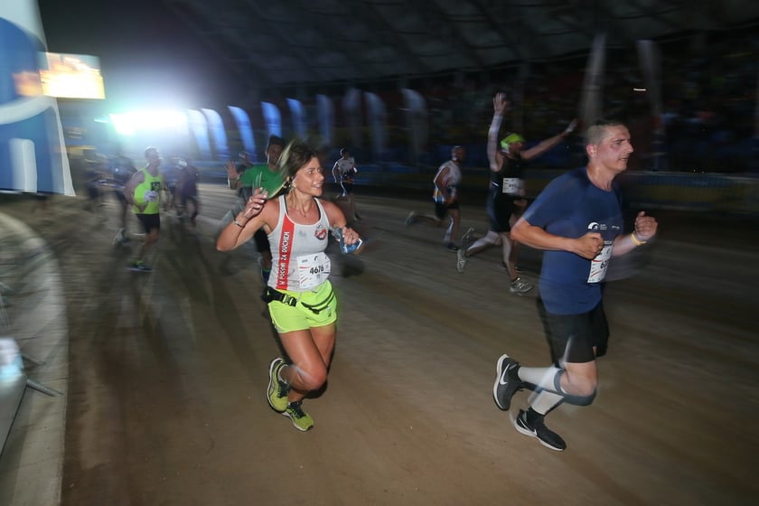 Nocny Półmaraton Wrocław 2022, uczestnicy, znajdź się na zdjęciach ze staru lub mety
