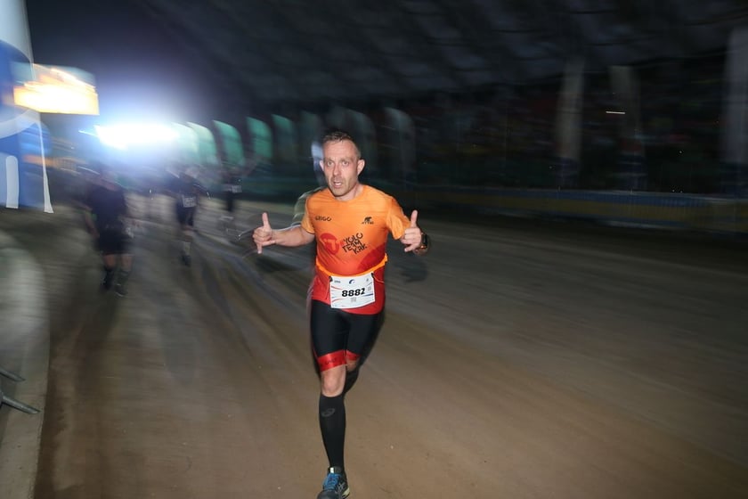 Nocny Półmaraton Wrocław 2022, uczestnicy, znajdź się na zdjęciach ze staru lub mety
