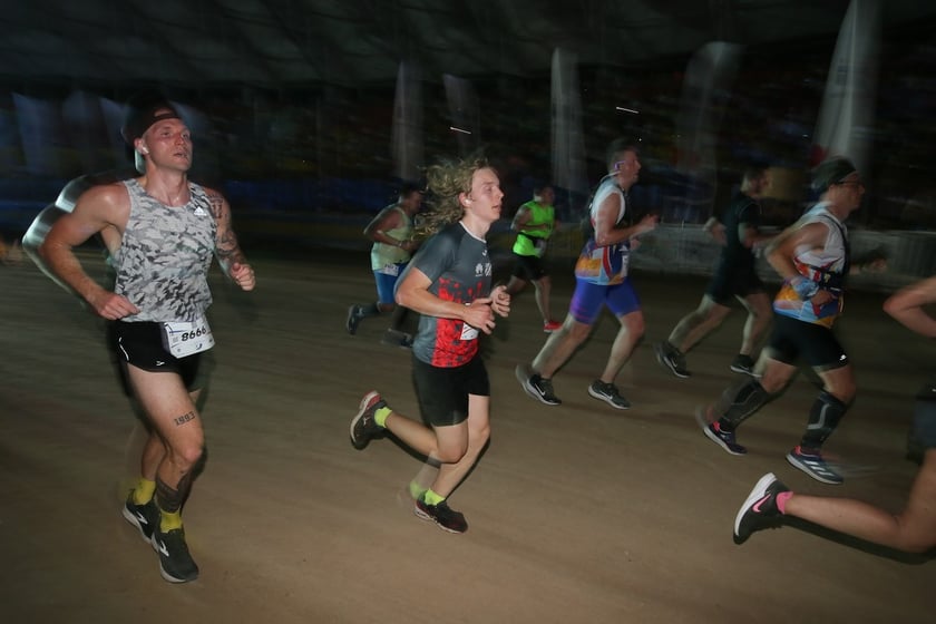 Nocny Półmaraton Wrocław 2022, uczestnicy, znajdź się na zdjęciach ze staru lub mety
