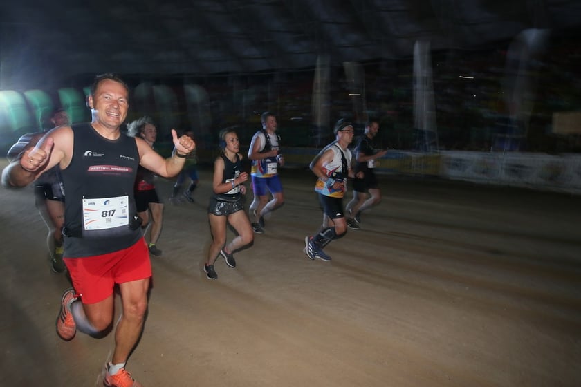 Nocny Półmaraton Wrocław 2022, uczestnicy, znajdź się na zdjęciach ze staru lub mety