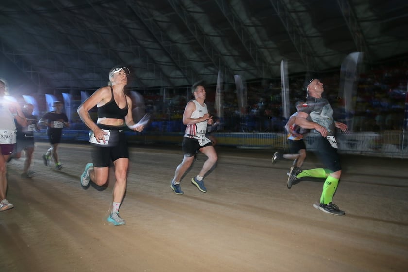 Nocny Półmaraton Wrocław 2022, uczestnicy, znajdź się na zdjęciach ze staru lub mety