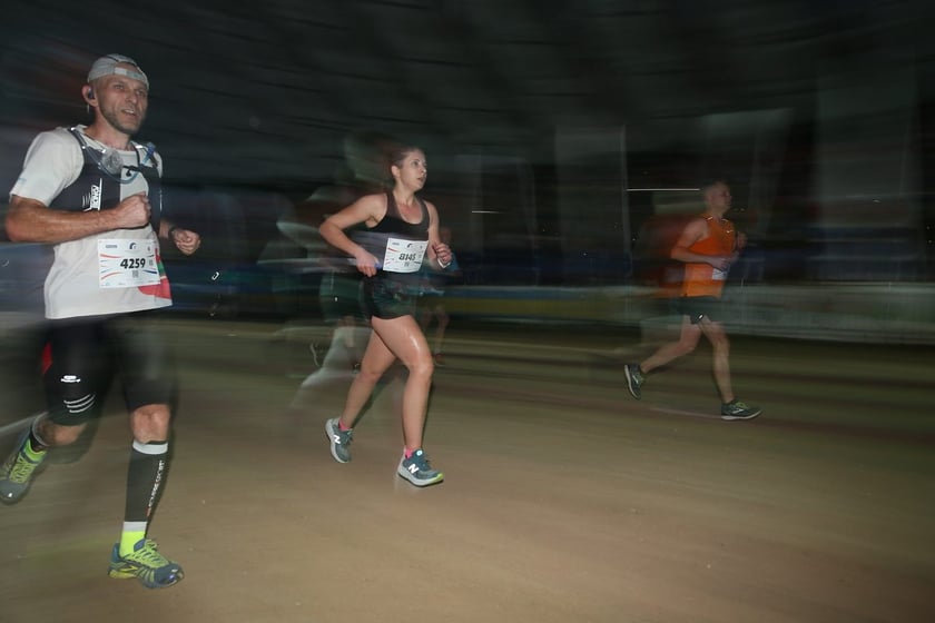 Nocny Półmaraton Wrocław 2022, uczestnicy, znajdź się na zdjęciach ze staru lub mety