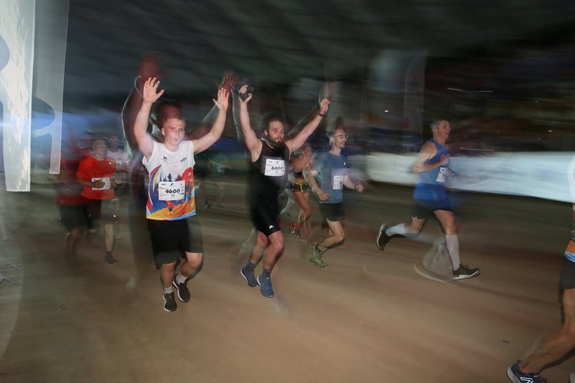 Nocny Półmaraton Wrocław 2022, uczestnicy, znajdź się na zdjęciach ze staru lub mety