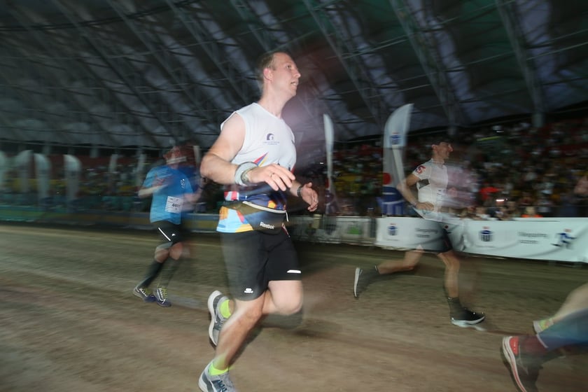 Nocny Półmaraton Wrocław 2022, uczestnicy, znajdź się na zdjęciach ze staru lub mety