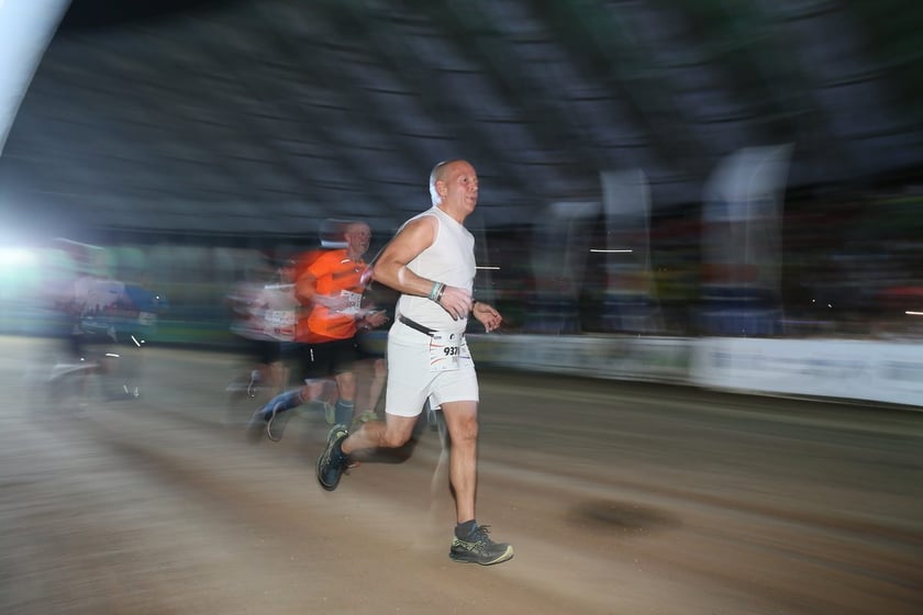 Nocny Półmaraton Wrocław 2022, uczestnicy, znajdź się na zdjęciach ze staru lub mety