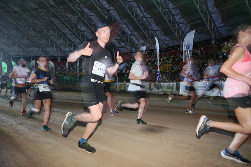 Nocny Półmaraton Wrocław 2022, uczestnicy, znajdź się na zdjęciach ze staru lub mety