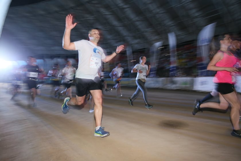 Nocny Półmaraton Wrocław 2022, uczestnicy, znajdź się na zdjęciach ze staru lub mety