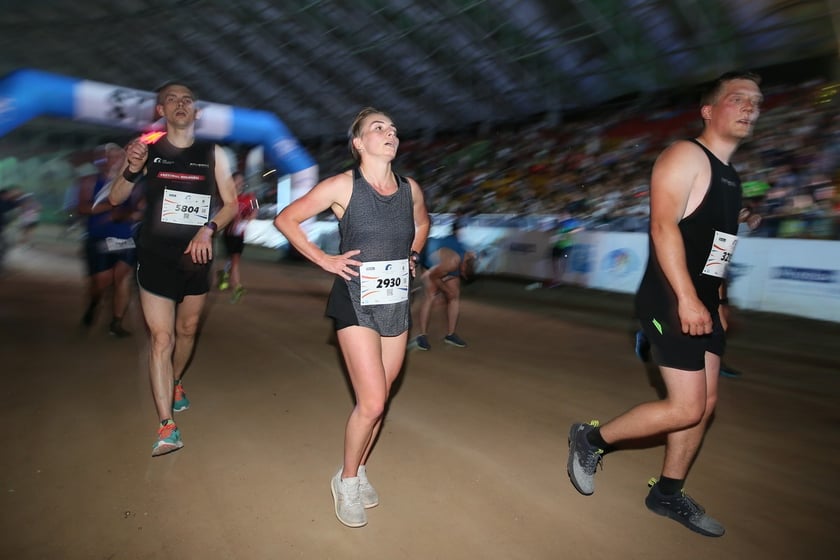 Nocny Półmaraton Wrocław 2022, uczestnicy, znajdź się na zdjęciach ze staru lub mety