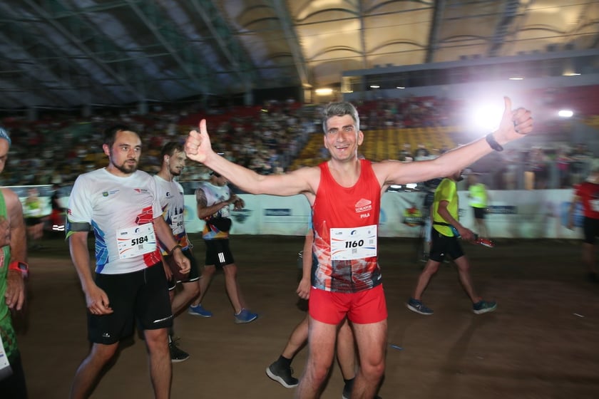Nocny Półmaraton Wrocław 2022, uczestnicy, znajdź się na zdjęciach ze staru lub mety