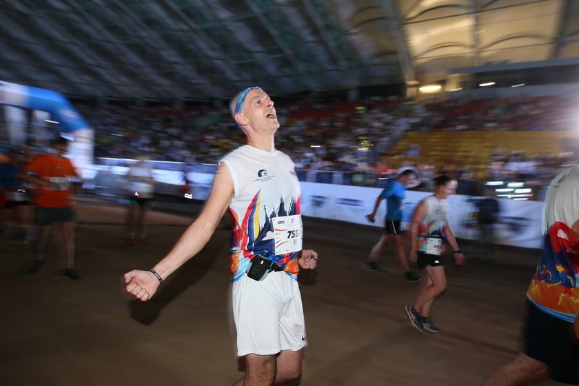 Nocny Półmaraton Wrocław 2022, uczestnicy, znajdź się na zdjęciach ze staru lub mety