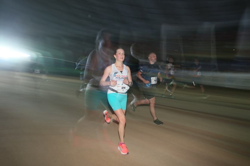 Nocny Półmaraton Wrocław 2022, uczestnicy, znajdź się na zdjęciach ze staru lub mety