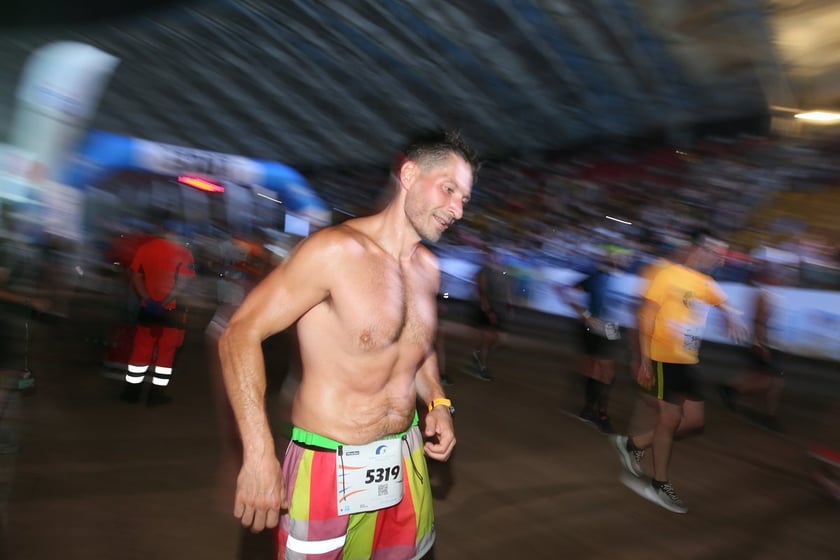 Nocny Półmaraton Wrocław 2022, uczestnicy, znajdź się na zdjęciach ze staru lub mety