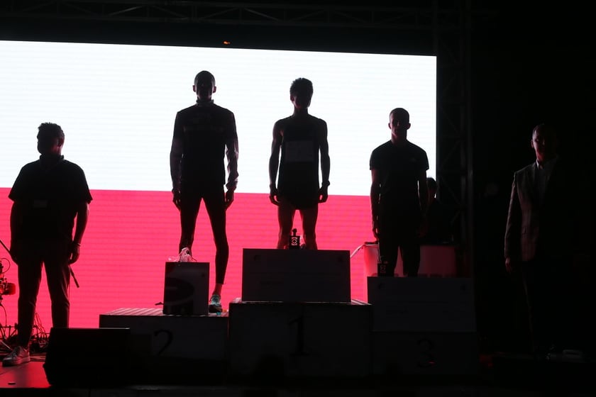 Nocny Półmaraton Wrocław 2022, uczestnicy, znajdź się na zdjęciach ze staru lub mety