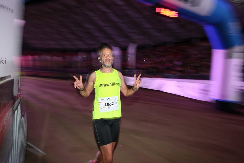 Nocny Półmaraton Wrocław 2022, uczestnicy, znajdź się na zdjęciach ze staru lub mety