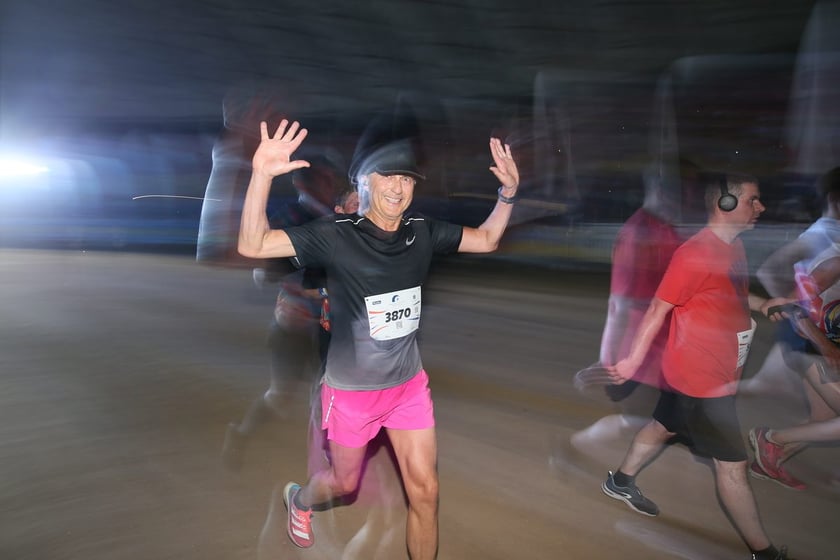 Nocny Półmaraton Wrocław 2022, uczestnicy, znajdź się na zdjęciach ze staru lub mety
