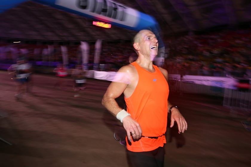 Nocny Półmaraton Wrocław 2022, uczestnicy, znajdź się na zdjęciach ze staru lub mety