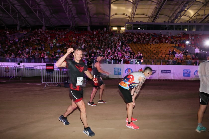 Nocny Półmaraton Wrocław 2022, uczestnicy, znajdź się na zdjęciach ze staru lub mety