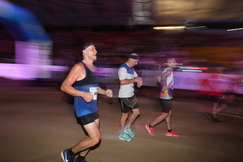 Nocny Półmaraton Wrocław 2022, uczestnicy, znajdź się na zdjęciach ze staru lub mety