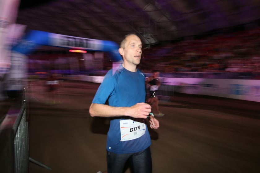 Nocny Półmaraton Wrocław 2022, uczestnicy, znajdź się na zdjęciach ze staru lub mety