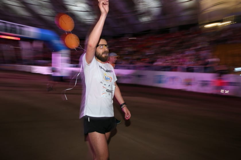 Nocny Półmaraton Wrocław 2022, uczestnicy, znajdź się na zdjęciach ze staru lub mety