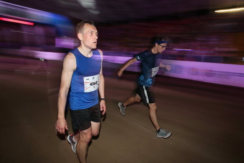 Nocny Półmaraton Wrocław 2022, uczestnicy, znajdź się na zdjęciach ze staru lub mety