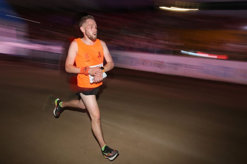 Nocny Półmaraton Wrocław 2022, uczestnicy, znajdź się na zdjęciach ze staru lub mety