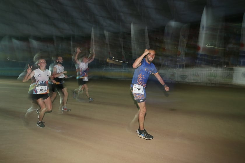 Nocny Półmaraton Wrocław 2022, uczestnicy, znajdź się na zdjęciach ze staru lub mety