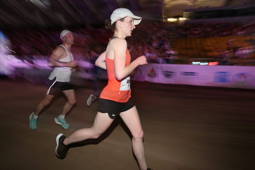 Nocny Półmaraton Wrocław 2022, uczestnicy, znajdź się na zdjęciach ze staru lub mety