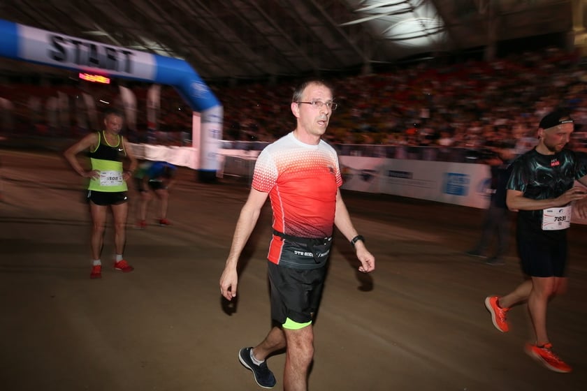 Nocny Półmaraton Wrocław 2022, uczestnicy, znajdź się na zdjęciach ze staru lub mety