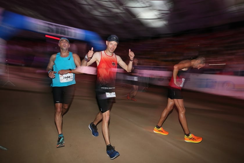 Nocny Półmaraton Wrocław 2022, uczestnicy, znajdź się na zdjęciach ze staru lub mety